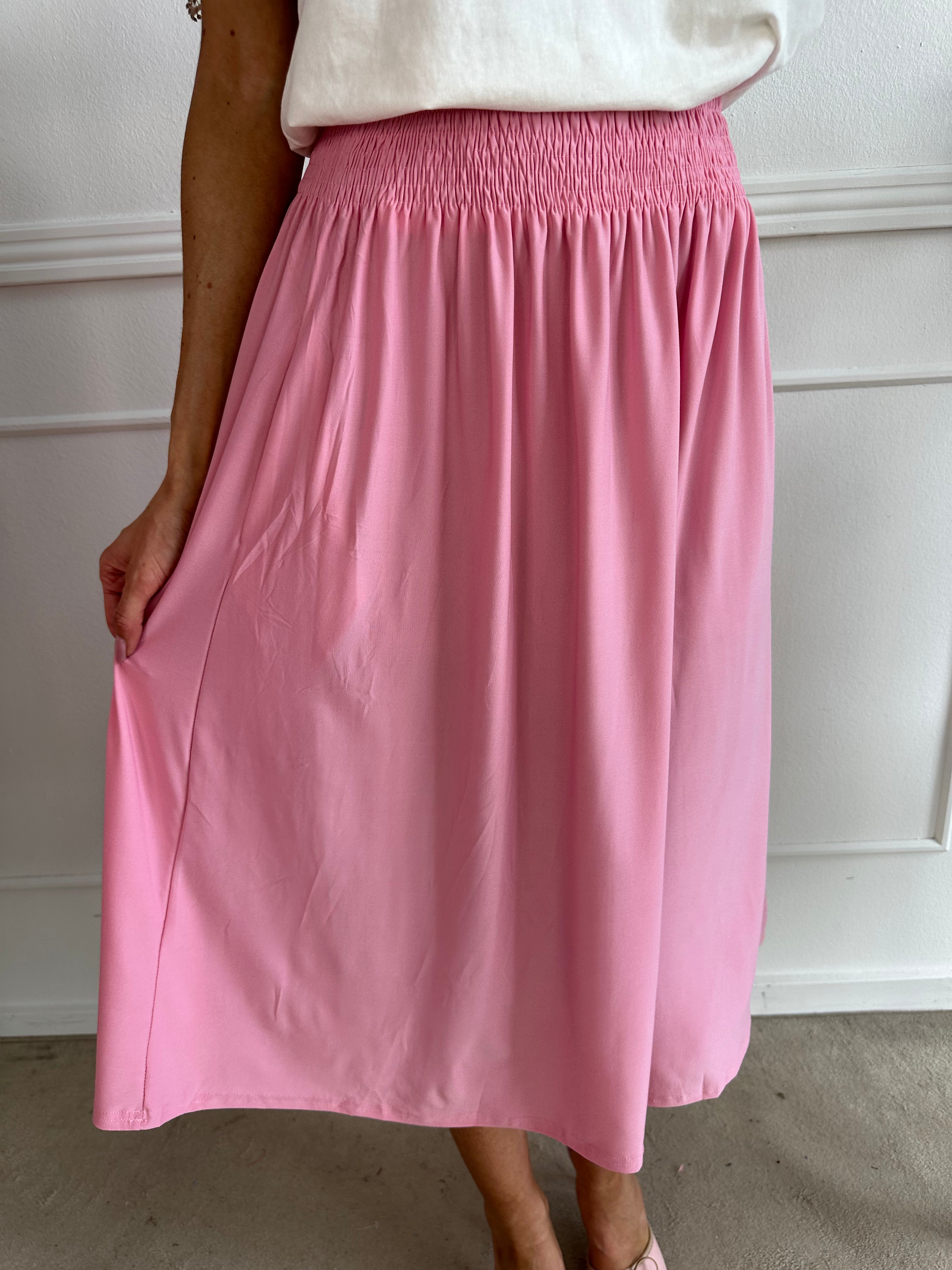 Pams Plain Midi Skirt - Kjol i stretchigt material med fickor